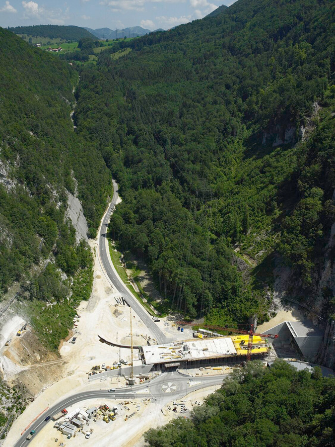 Vue aérienne du site de La Verrerie de Roches (Jura, Suisse). Les découvertes paléontologiques se situent le long de la route de Rebeuvelier