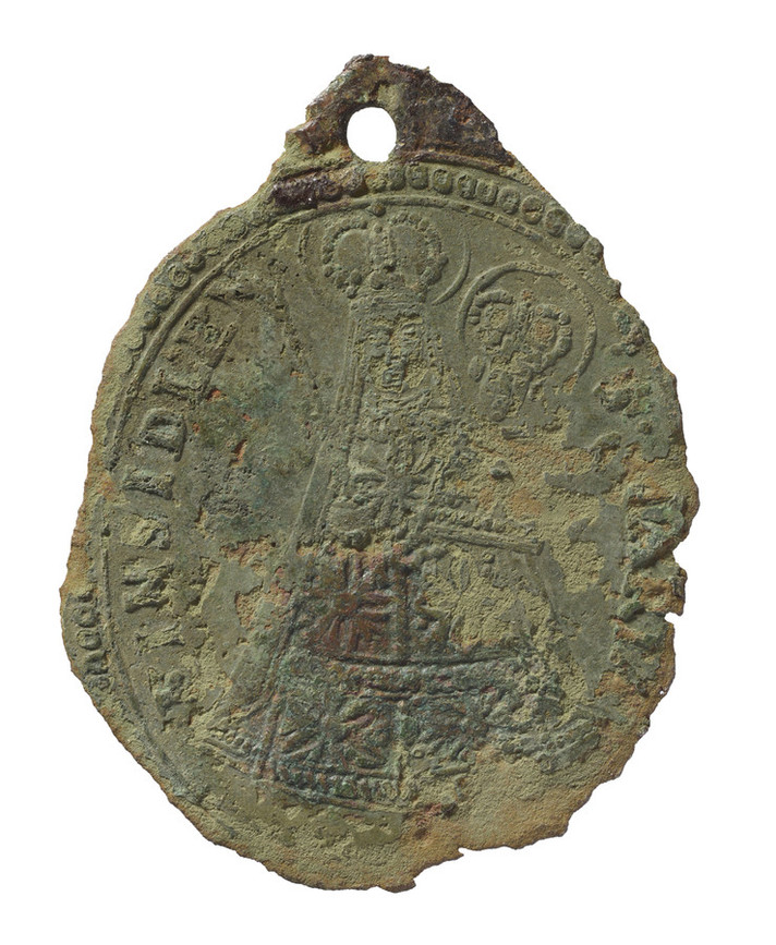 Médaille religieuse retrouvée dans une tombe du cimetière de Courtételle-Saint-Maurice. Photographie OCC-SAP