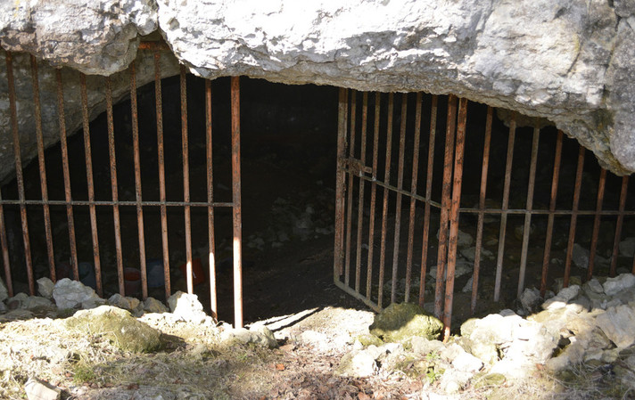La Grille protégeant l'entrée de la grotte de Saint-Brais II, retrouvée entrouverte