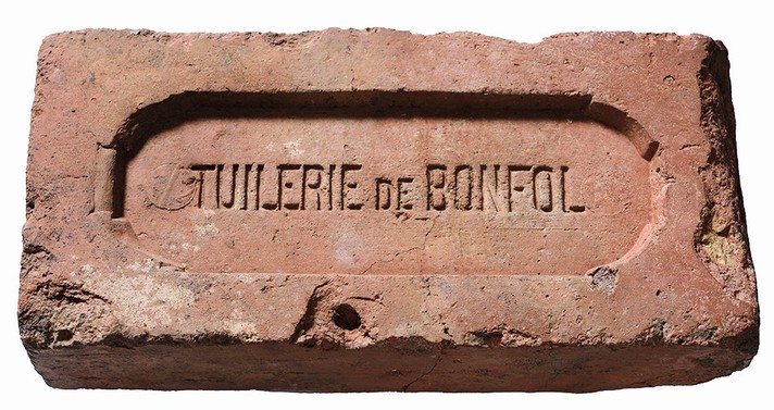 Carron (tuile pleine) estampillée « Tuilerie de Bonfol », fin du XIXe-début du XXe siècle. Musée de la poterie, Bonfol. Photographie : OCC-SAP, B. Migy