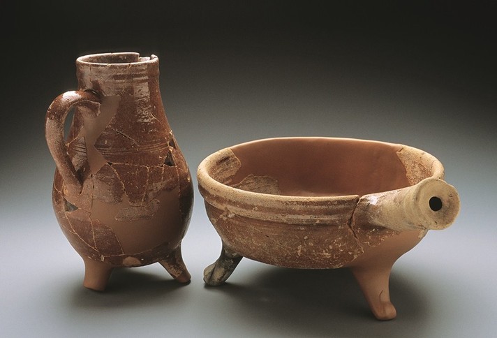 Exemple de formes typiques de poterie réfractaire de Bonfol : le caquelon et la cruche tripodes (à trois pieds) découverts à Porrentruy-Grand’Fin, seconde moitié du XVIIIe ou début du XIXe siècle. Photographie : OCC-SAP, B : Migy