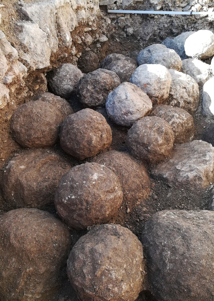 Vue de détail des boulets en pierre. OCC-SAP