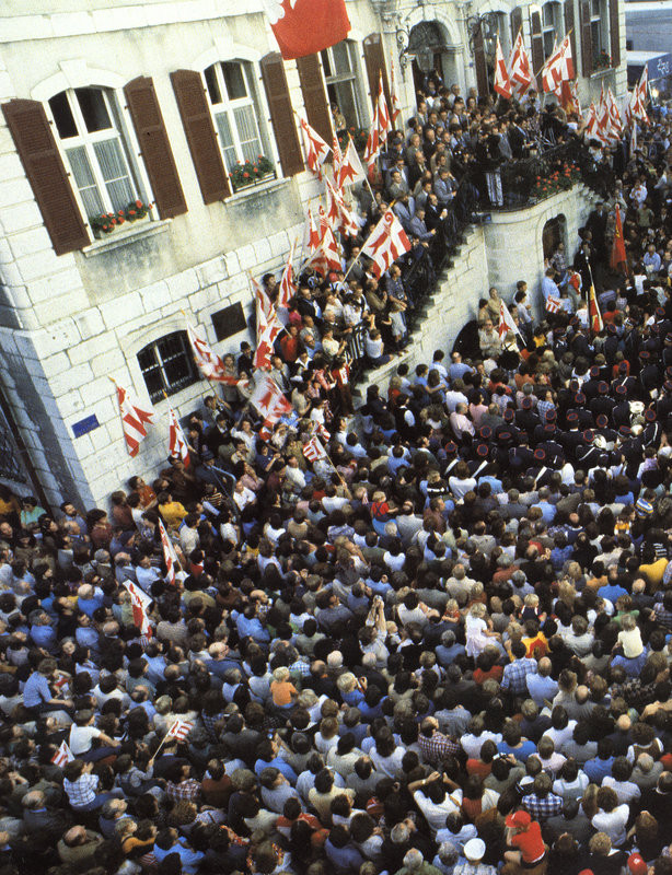 24 septembre 1978: François Lachat, du perron de l'Hôtel de Ville de Delémont, annonce aux Jurassiens que le peuple suisse accepte la création d'un nouveau canton - Touche Esc pour fermer la fenêtre