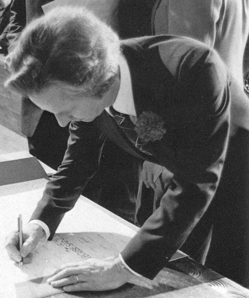 Roland Béguelin, fondateur du Rassemblement jurassien, signe le 12 avril 1976 la liste des présences lors de la séance inaugurale de la Constituante  - Touche Esc pour fermer la fenêtre
