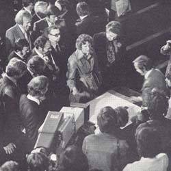 12 avril 1976: Valentine Friedli, seule femme de la Constituante, signe l'Acte officiel - Touche Esc pour fermer la fenêtre