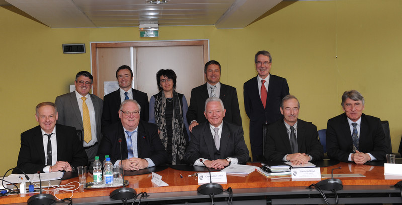 Le Gouvernement entoure Charles Buttner, président du Conseil Général du Haut-Rhin accompagné d'une délégation d'élus régionaux