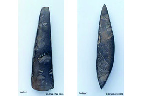 Hache en pierre du Néolithique moyen d’Alle, Noir Bois (de face et de profil).