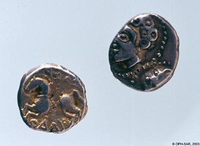 Monnaies celtiques à la légende Q DOCI SAM F, attribuées aux Séquanes, frappées vers 57-50 av. J.-C. et provenant du Mont Terri (Cornol).
