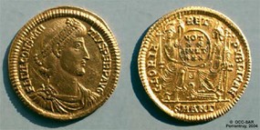 Monnaie en or (solidus) de Constance II frappée à Antioche entre 347 et 350, trouvée sur le Mont Terri (Cornol).