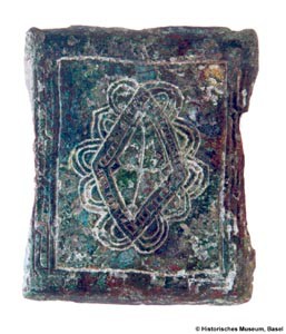 Plaque dorsale en bronze d’une garniture de ceinture tripartite: son décor d’une croix pattée pourrait posséder d’une connotation chrétienne.