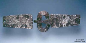 Plaque-boucle et contreplaque damasquinées attribuées au site de Beurnevésin. Epoque mérovingienne, 7e s. Fer, argent et laiton. Longueur de la contreplaque: 14,5 cm.