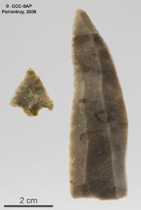 Deux des outils attribuables au Néolithique découverts à Montbion. Le premier est une armature à pédoncule et ailerons . Elle a été façonnée dans du silex de Frégiécourt/Le Montillot (JU). La seconde est un fragment de lame, probablement un élément de faucille. Il n'a pas été possible de déterminer l'origine du matériau utilisé pour la confection de cet outil.