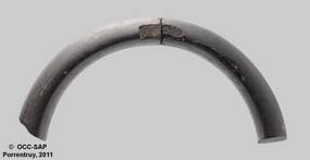 Deux segments d'un bracelet en schiste bitumineux datés entre la fin de La Tène ancienne et La Tène moyenne.