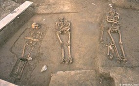 Les cadavres ont été inhumés sur le dos, les mains posées sur l’abdomen ou le thorax. A droite, une sépulture avec "réduction": les ossements de son "locataire" ont été repoussés sur le bord de la tombe pour faire place à un "squatter".