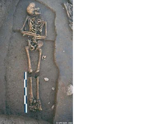 Sépulture recelant un squelette d'adulte remontant sans doute au Haut Moyen Age.