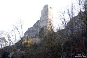 Perchés au sommet d'une imposante paroi de rochers, les restes de constructions visibles surplombent la ville de Delémont et la vallée. Vue du côté nord.