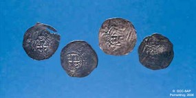 Deniers en tôle d'argent du Chételat de Fontenais. Trois sont de l'évêque de Bâle Adalbéron 2 (999-1025); le quatrième, à droite, est attribué à Bourquard de Fenis (1072-1107). Ces monnaies confirment l'occupation du site au 11e s.