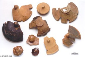 Choix de couvercles, glaçurés ou non, de différents types (18e-19e s.).