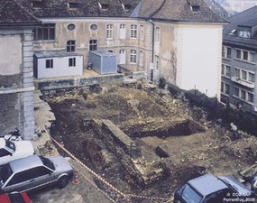 Vue de la fouille en cours. Les restes du site mésolithique se trouvait à la base du remplissage de la pièce encadrée par quatre murs au centre de la photographie.
