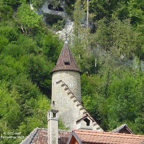 Une partie du rempart qui reliait le château à la ville de Saint-Ursanne.