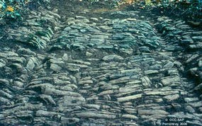 L'empierrement du chemin à proximité du col de Sur la Croix montre un agencement de pierres plates posées sur chant et des ornières bien marquées.