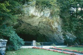 La grotte est située sur la rive gauche de la Sorne, en bordure de la route qui permet de quitter ce bassin par la cluse du Pichoux.