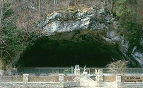 L'imposant porche de la grotte Sainte-Colombe explique à lui seul l'attrait du site.
