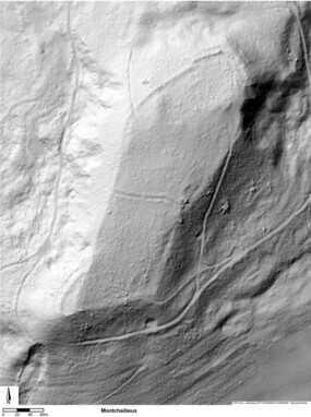 plateau entouré d’une enceinte, séparé d’est en ouest par un rempart-fossé. Extrait du GéoPortail jura.ch