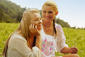 deux jeunes filles en conversation - Image décorative