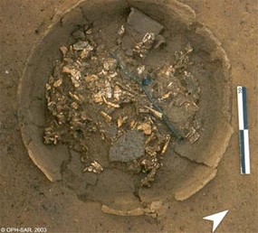 Ossements du Bronze final incinérés et rassemblés dans une urne. Ils sont accompagnés de mobilier funéraire (céramique et aiguille en bronze).