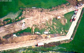 Vue aérienne du site lors de la mise au jour du bâtiment principal.