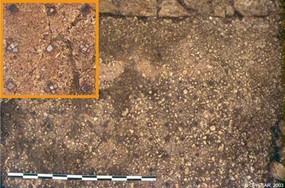 Sol en terrazzo: des tesselles en pierre sont insérées dans le mortier à des intervalles réguliers et forment un décor géométrique.