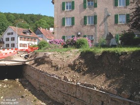 L'emplacement des travaux d'excavation, entre la rivière et le bâtiment de l'ancienne manufacture, l'actuel Restaurant du Lion d'Or.