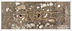 Une des sépultures découvertes à l'intérieur du mur d'enceinte de l'ancienne église.