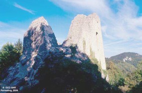 Ruines du château médiéval avec les restes du donjon du 13e siècle.