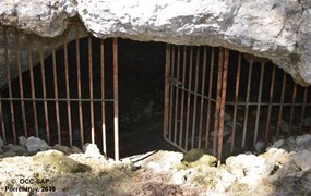 La grille protégeant l'entrée de la grotte de Saint-Brais II, retrouvée entrouverte.