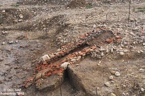Vue du four piriforme aménagé dans la berge d'un ancien chenal de la Birse.