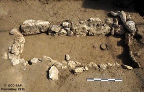Tombe à incinération de forme rectangulaire de l'âge du Bronze récent.