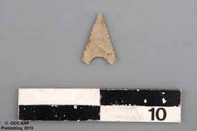 Pointe de flèche à pédoncules en silex de l'époque néolithique.