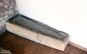 Sarcophage de type mérovingien déposé à l’entrée de la chapelle de Miserez.