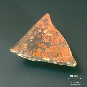 Tesson de céramique en terre sigillée caractéristique du milieu du 1er s. ap. J.-C.