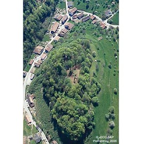 Vue aérienne du site avec une partie du village d'Asuel.
